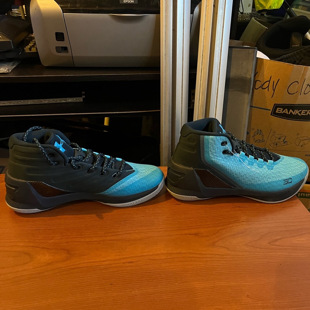 Men’s basketball shoes
